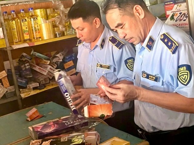 Lực lượng chức năng ph&aacute;t hiện gần 80 bao thuốc l&aacute; ngoại kh&ocirc;ng c&oacute; giấy tờ.