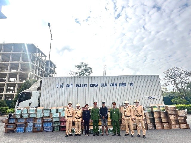 Lực lượng chức năng tỉnh Quảng Trị ph&aacute;t hiện vụ vận chuyển hơn 111 ngh&igrave;n bao thuốc l&aacute; nhập lậu (Ảnh: C&ocirc;ng an Quảng Trị)