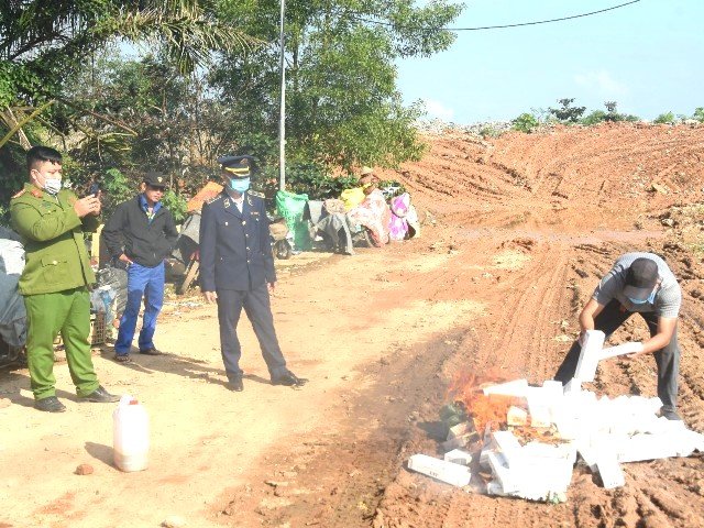 Hơn 1.150 bao thuốc l&aacute; kh&ocirc;ng r&otilde; nguồn gốc bị ti&ecirc;u hủy tại Đ&ocirc;ng H&agrave;.