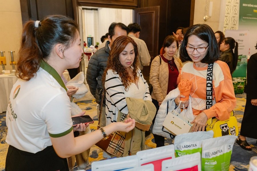 Các đại biểu tham dự Diễn đàn “Thực hành ESG và quản trị số: Vé thông hành vào chuỗi giá trị toàn cầu”, tham quan tìm hiểu sản phẩm của Ladophar. Các đại biểu tham dự Diễn đàn “Thực hành ESG và quản trị số: Vé thông hành vào chuỗi giá trị toàn cầu”, tham quan tìm hiểu sản phẩm của Ladophar.