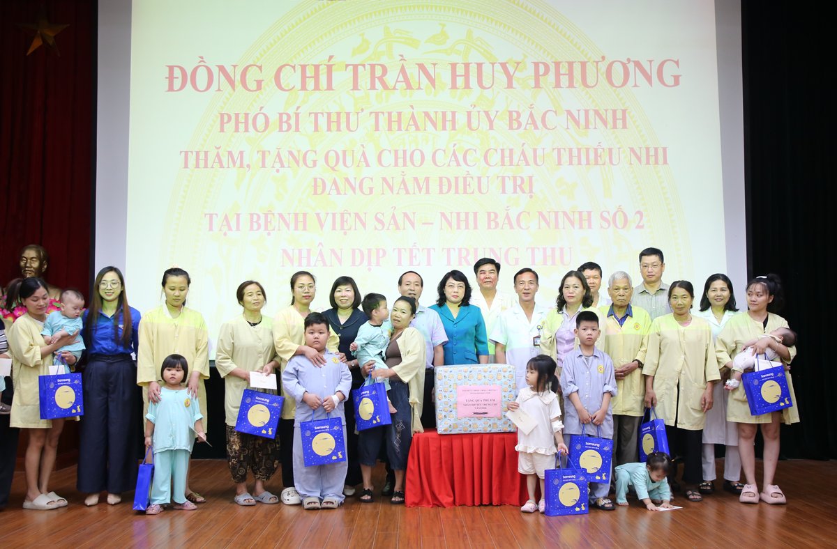 Ph&oacute; B&iacute; thư Th&agrave;nh ủy Trần Huy Phương v&agrave; l&atilde;nh đạo c&aacute;c sở, ban, ng&agrave;nh th&agrave;nh phố trao qu&agrave; tặng c&aacute;c bệnh nhi tại Bệnh viện Sản - Nhi Bắc Ninh số 2.