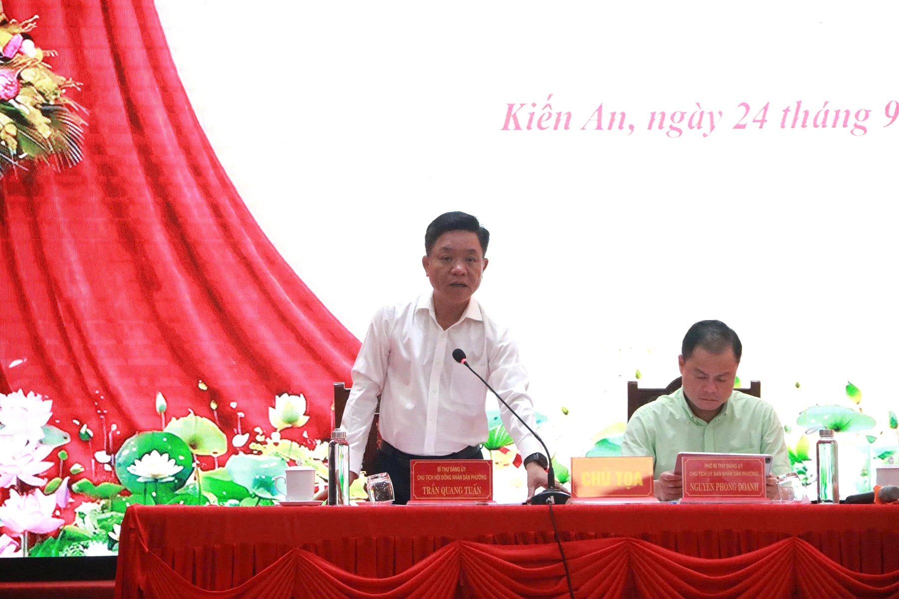 B&iacute; thư Đảng ủy, Chủ tịch HĐND phường Trần Quang Tuấn ph&aacute;t biểu tại Hội nghị.
