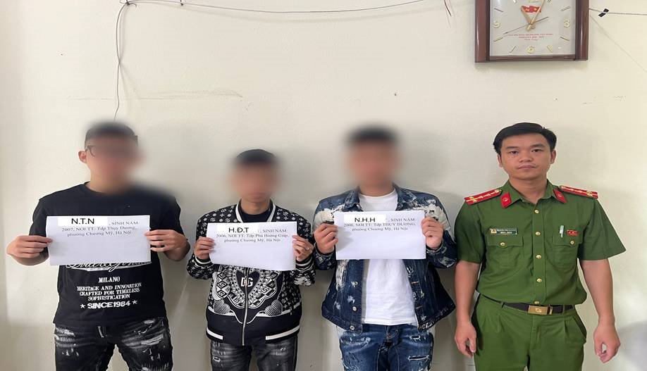 Ba đối tượng mua bán trái phép tinh dầu ma túy Ba đối tượng mua bán trái phép tinh dầu ma túy