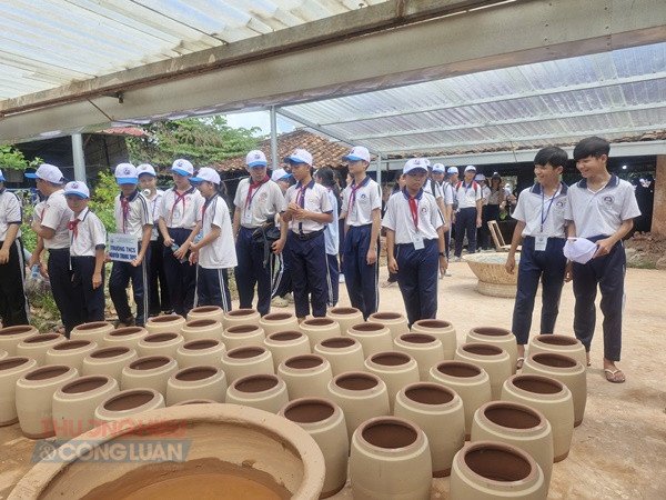 C&aacute;c em tham quan cơ sở l&agrave;m nghề gốm