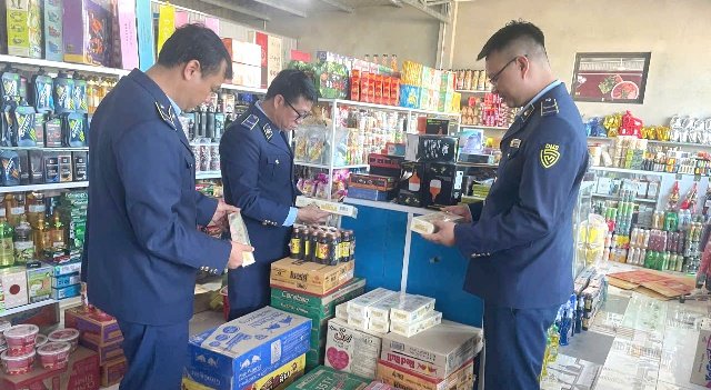 Lực lượng Quản l&yacute; thị trường kiểm tra hộ kinh doanh tại x&atilde; Hiếu Giang, tỉnh Quảng Trị. Ảnh: CCQLTT tỉnh Quảng Trị