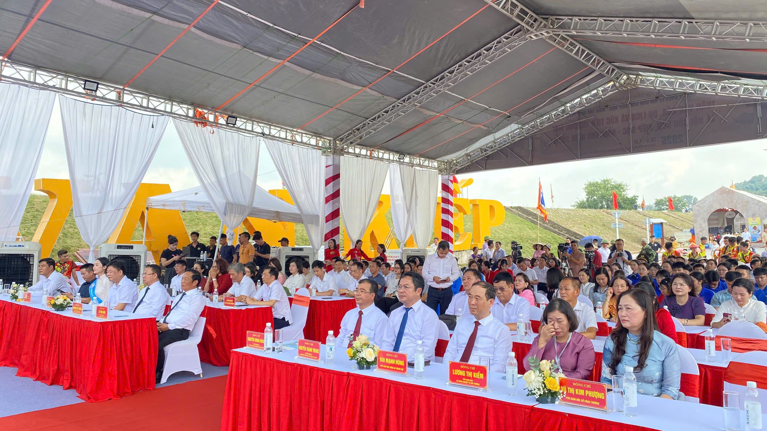Các đại biểu tham dự Lễ khai mạc Các đại biểu tham dự Lễ khai mạc