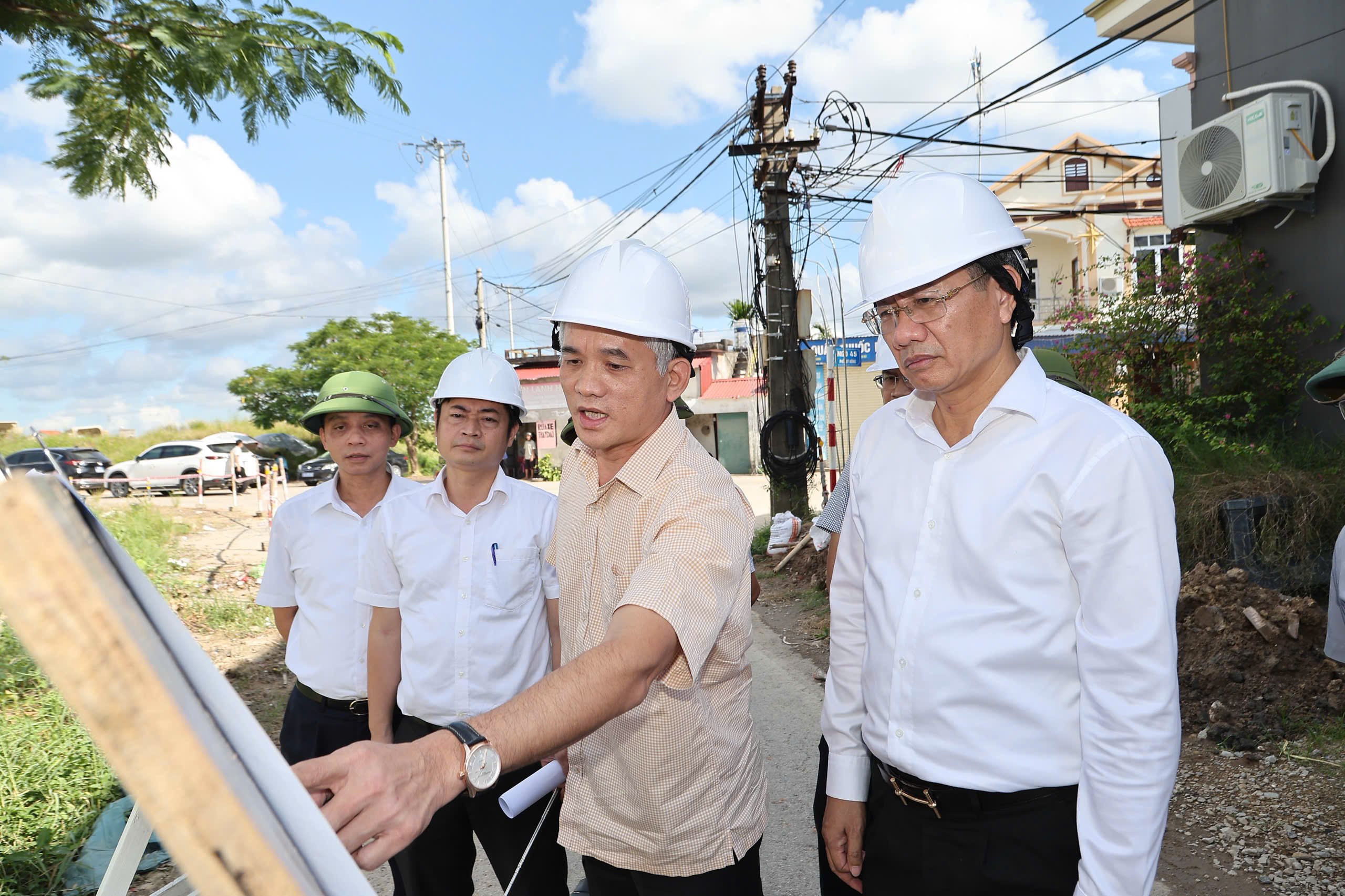 Phó Chủ tịch Thường trực UBND thành phố Lê Anh Quân trực tiếp kiểm tra tiến độ thi công các hạng mục cầu và đường tại hiện trường. Phó Chủ tịch Thường trực UBND thành phố Lê Anh Quân trực tiếp kiểm tra tiến độ thi công các hạng mục cầu và đường tại hiện trường.