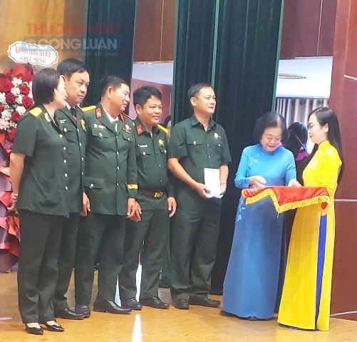 Bà Trương Mỹ Hoa Chủ tịch Quỹ Vì Tuổi trẻ vùng cao và hải đảo, Chủ nhiệm CLB “Vì Hoàng Sa – Trường Sa thân yêu” trao Thẻ chứng nhận Hội viên cho các Hội viên mới. Bà Trương Mỹ Hoa Chủ tịch Quỹ Vì Tuổi trẻ vùng cao và hải đảo, Chủ nhiệm CLB “Vì Hoàng Sa – Trường Sa thân yêu” trao Thẻ chứng nhận Hội viên cho các Hội viên mới.