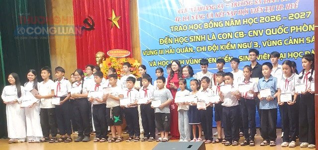 Bà Trương Mỹ Hoa trao học bổng cho học sinh nghèo. Bà Trương Mỹ Hoa trao học bổng cho học sinh nghèo.