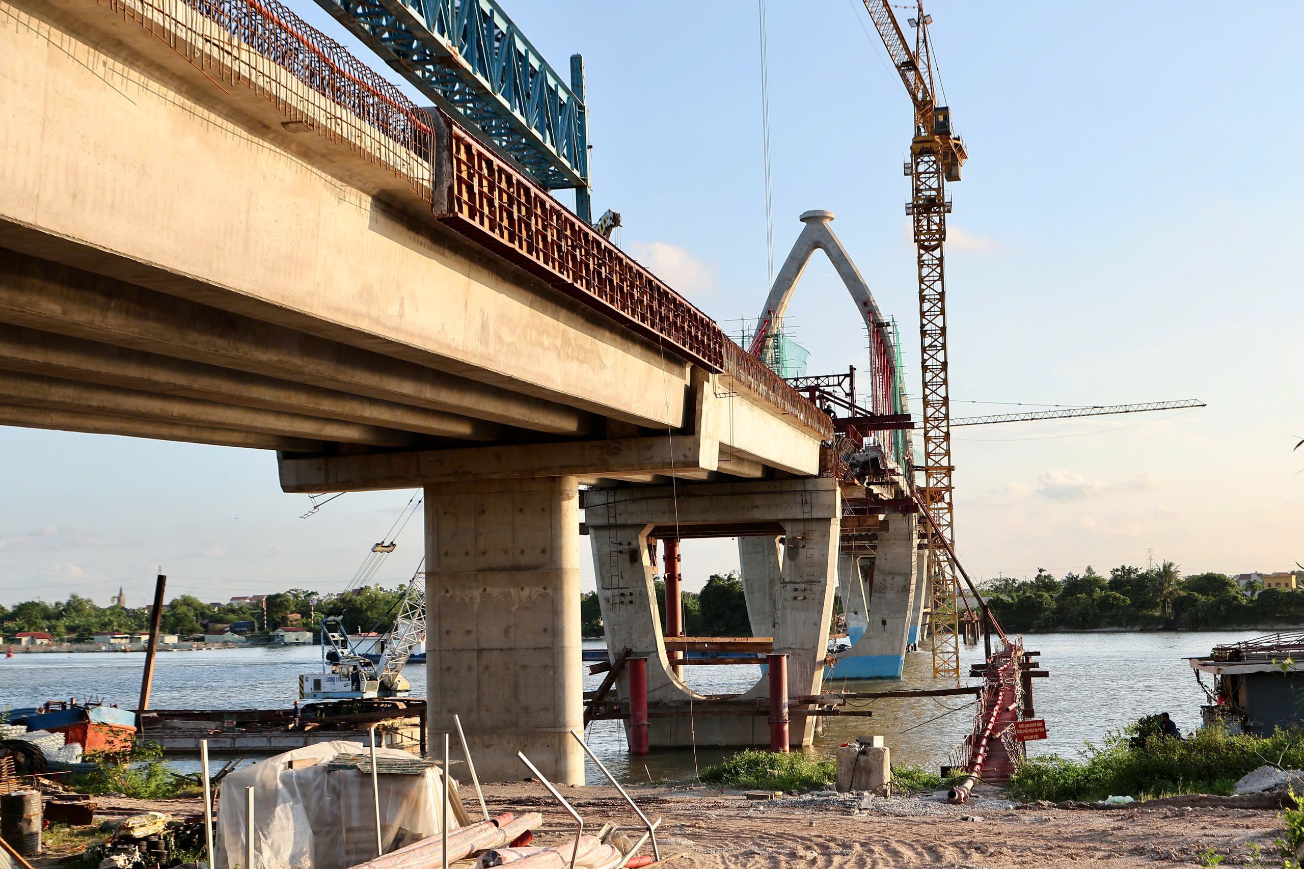 Thi công Dự án đầu tư xây dựng cầu Tân An và đường dẫn nối Quốc lộ 18. Thi công Dự án đầu tư xây dựng cầu Tân An và đường dẫn nối Quốc lộ 18.