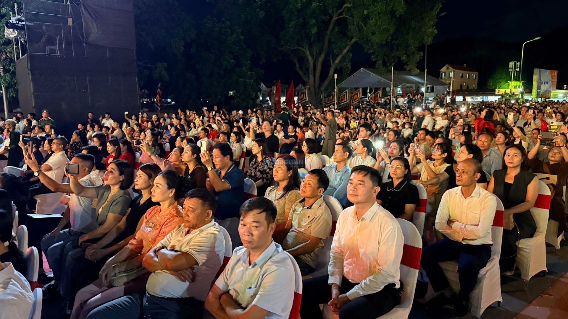 Đ&ocirc;ng đảo nh&acirc;n d&acirc;n v&agrave; du kh&aacute;ch thập phương tham dự.