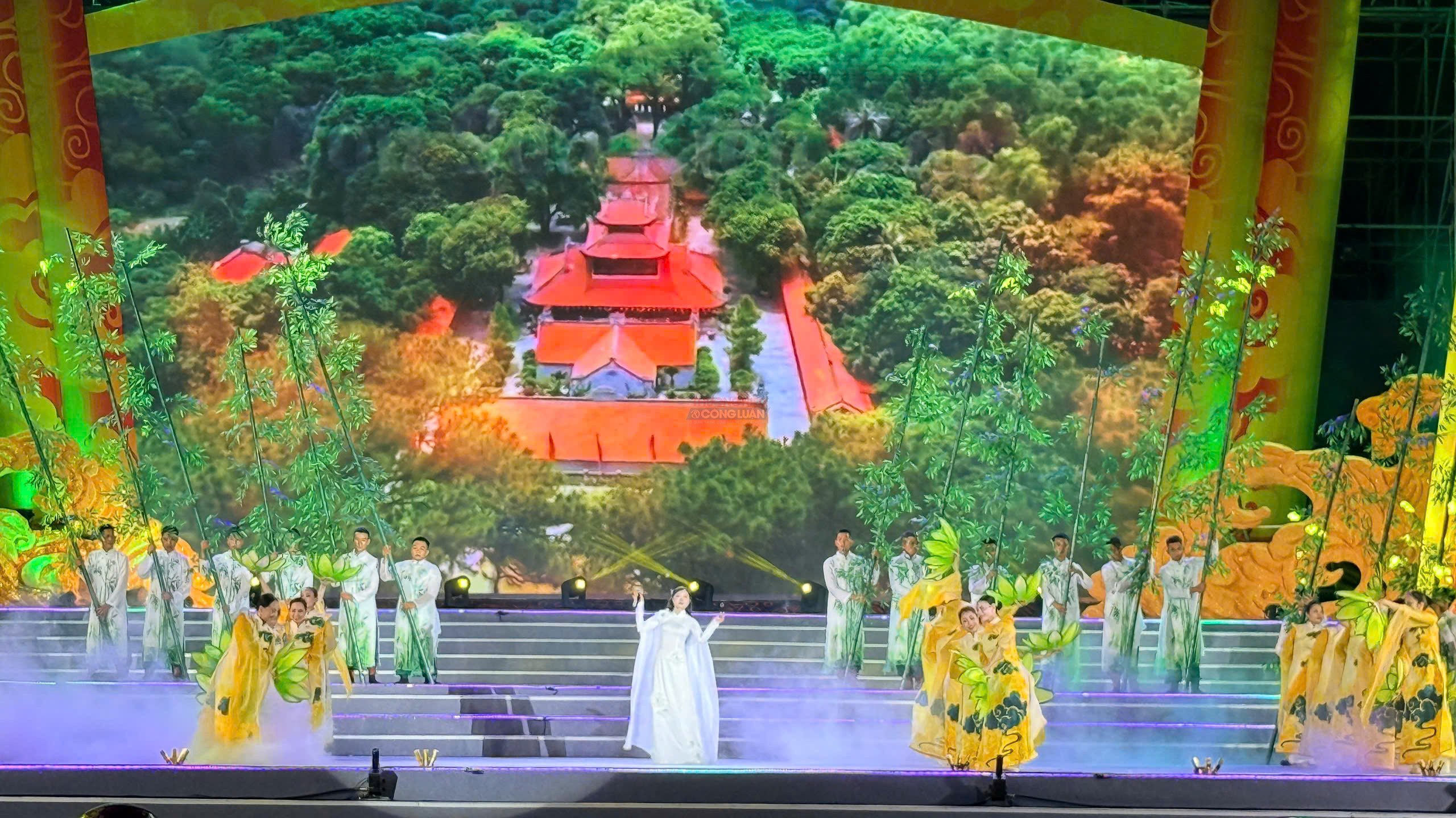 Kh&ocirc;ng gian nghệ thuật lay động l&ograve;ng người.