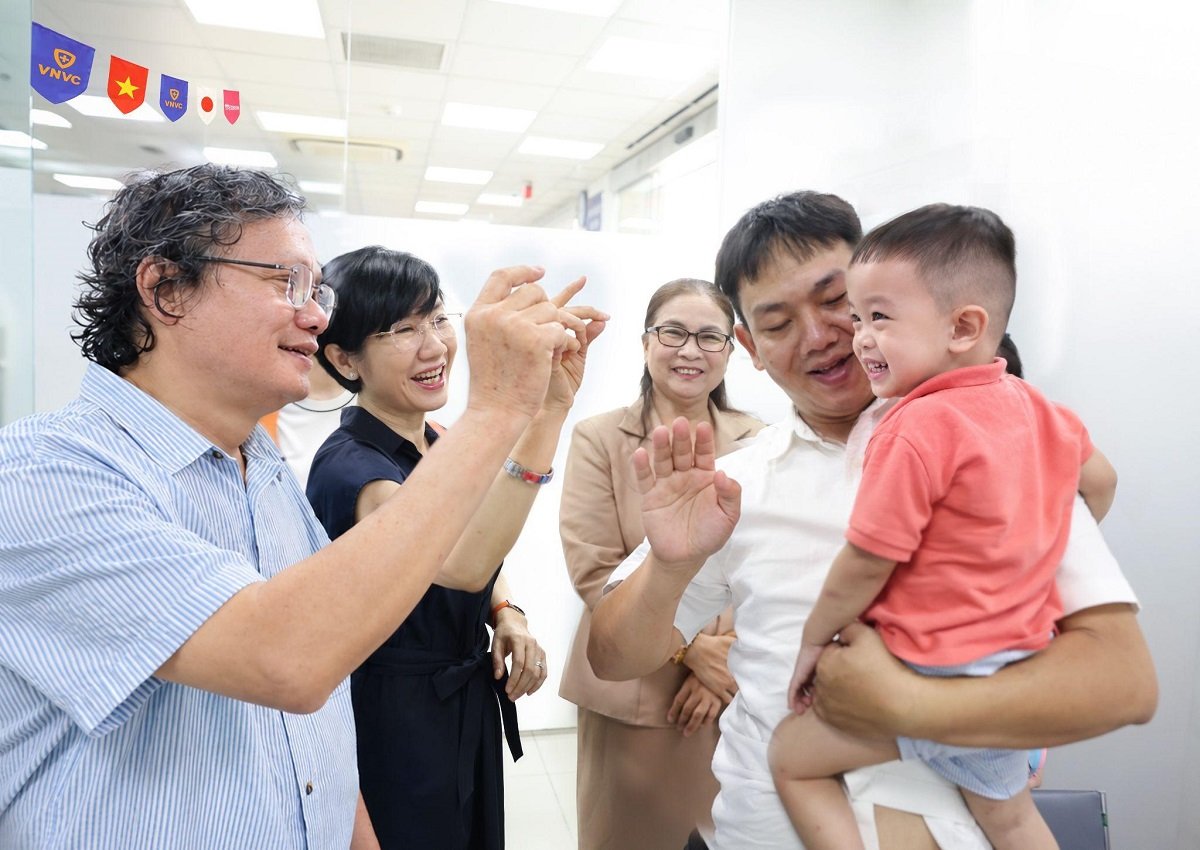 Bác sĩ Trương Hữu Khanh, người có hàng chục năm gắn bó với công tác điều trị các ca tay chân miệng nặng tại Việt Nam vui mừng sau khi chứng kiến em bé đầu tiên tại Việt Nam được tiêm vắc xin phòng EV71 tại VNVC. Ảnh: Nhân Lê Bác sĩ Trương Hữu Khanh, người có hàng chục năm gắn bó với công tác điều trị các ca tay chân miệng nặng tại Việt Nam vui mừng sau khi chứng kiến em bé đầu tiên tại Việt Nam được tiêm vắc xin phòng EV71 tại VNVC. Ảnh: Nhân Lê