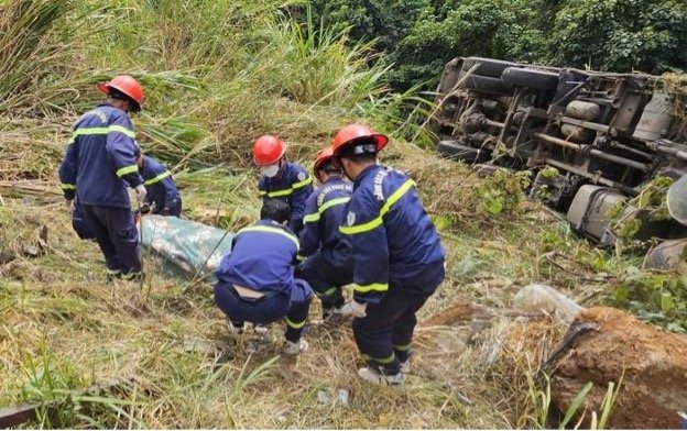 Hình ảnh cán bộ chiến sỹ Đội CC&CNCH Khu vực 3 tham gia cứu nạn cứu hộ vụ tai nạn giao thông tại Đèo Bảo Lộc, tỉnh Lâm Đồng. Ảnh: Thanh Lâm Hình ảnh cán bộ chiến sỹ Đội CC&CNCH Khu vực 3 tham gia cứu nạn cứu hộ vụ tai nạn giao thông tại Đèo Bảo Lộc, tỉnh Lâm Đồng. Ảnh: Thanh Lâm