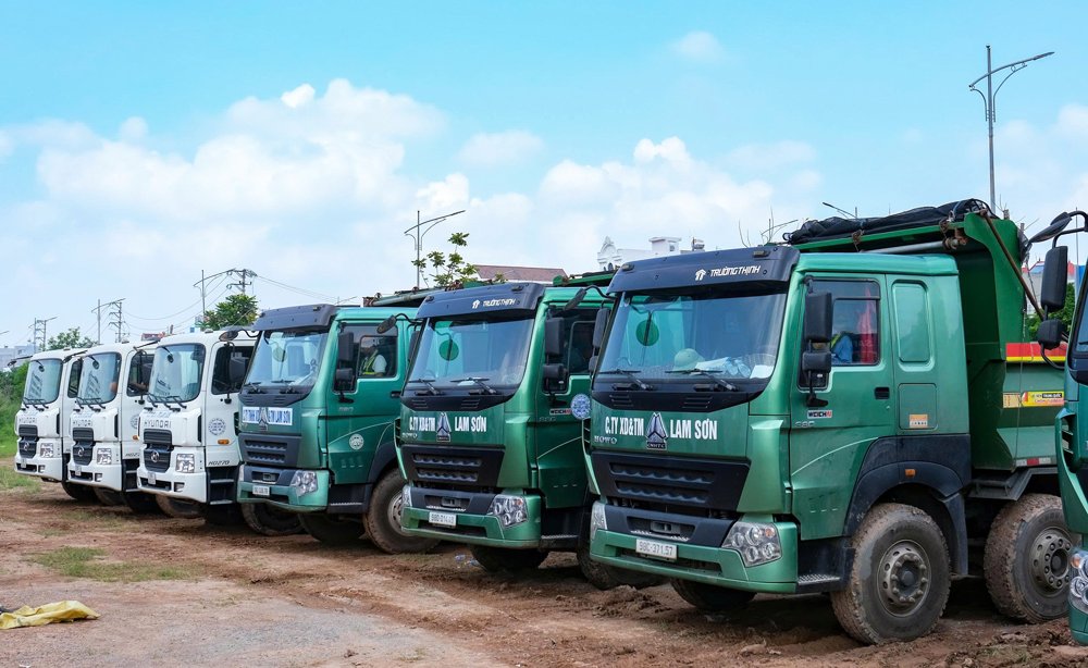 C&aacute;c phương tiện tham gia thi c&ocirc;ng dự &aacute;n.