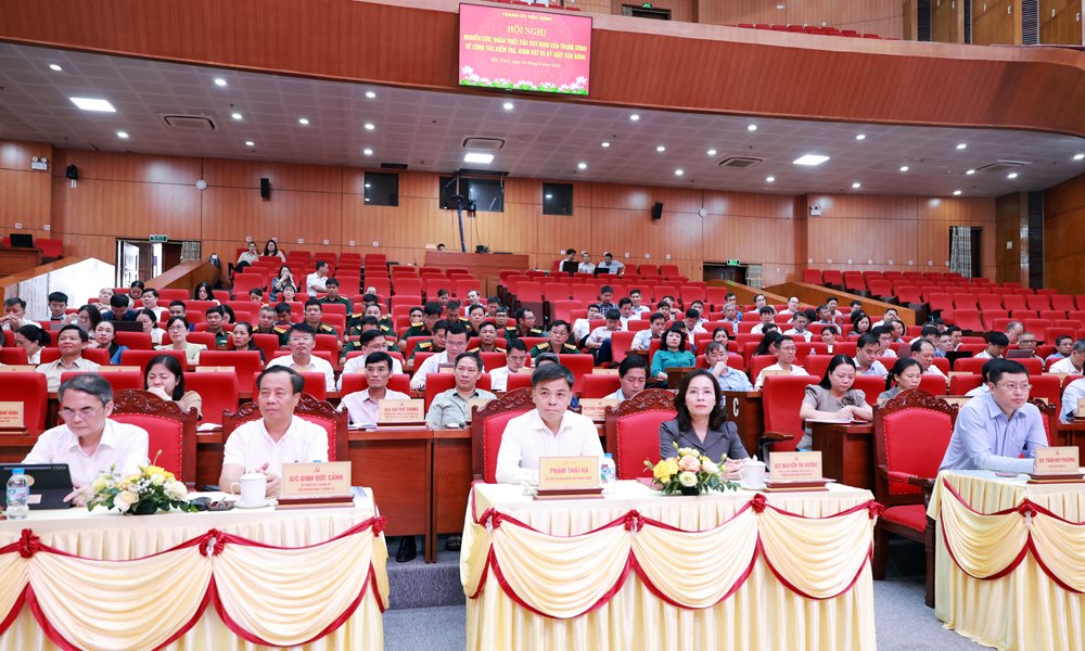 C&aacute;c đồng ch&iacute; l&atilde;nh đạo th&agrave;nh phố v&agrave; đại biểu tham dự hội nghị.