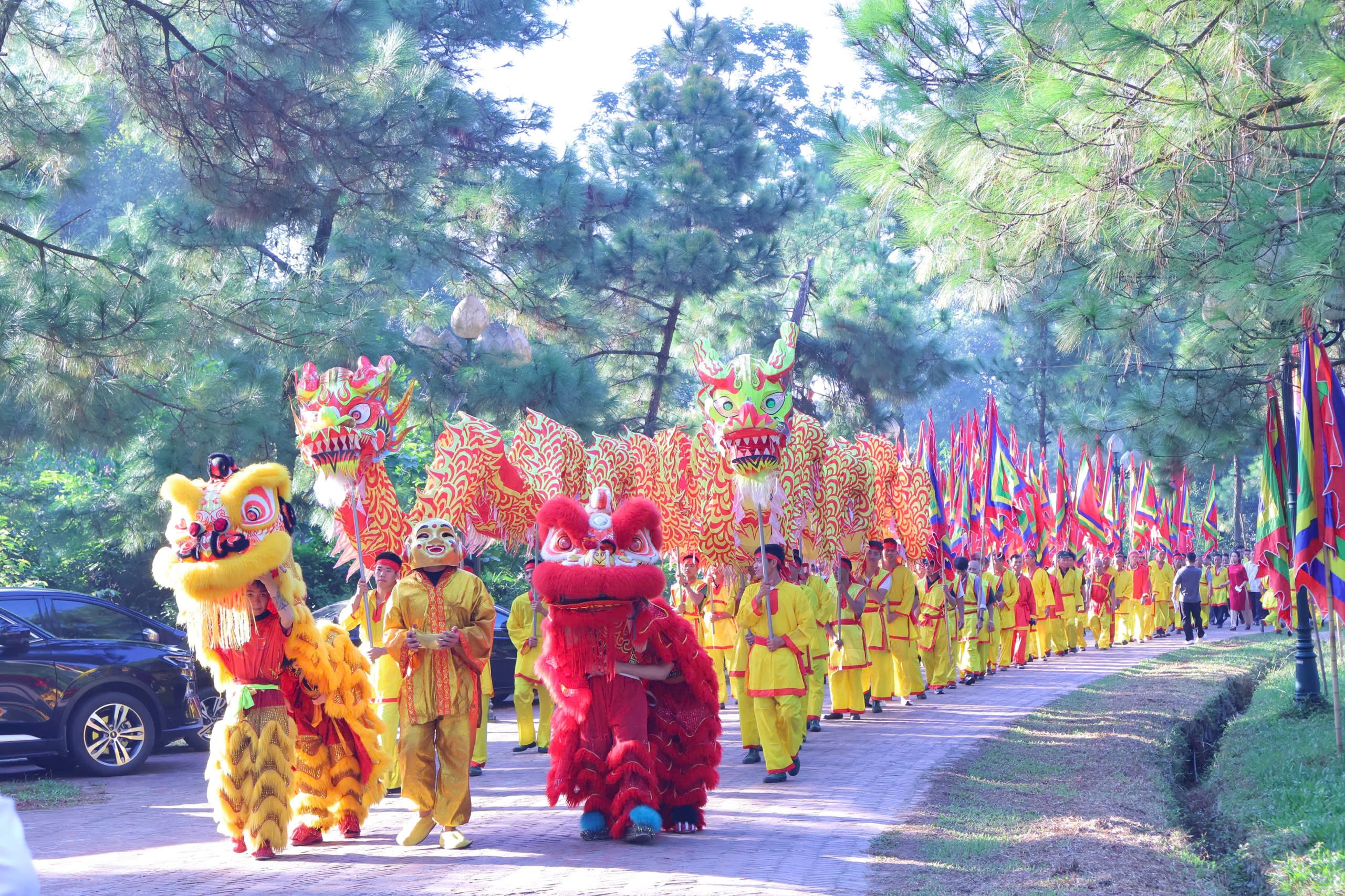 Nghi lễ rước văn từ ch&ugrave;a C&ocirc;n Sơn l&ecirc;n Đền thờ Nguyễn Tr&atilde;i.