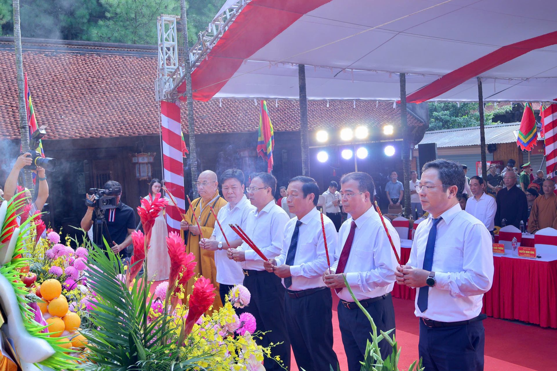 C&aacute;c đồng ch&iacute; l&atilde;nh đạo th&agrave;nh phố d&acirc;ng hương tưởng niệm Anh h&ugrave;ng d&acirc;n tộc, Danh nh&acirc;n văn h&oacute;a thế giới Nguyễn Tr&atilde;i.