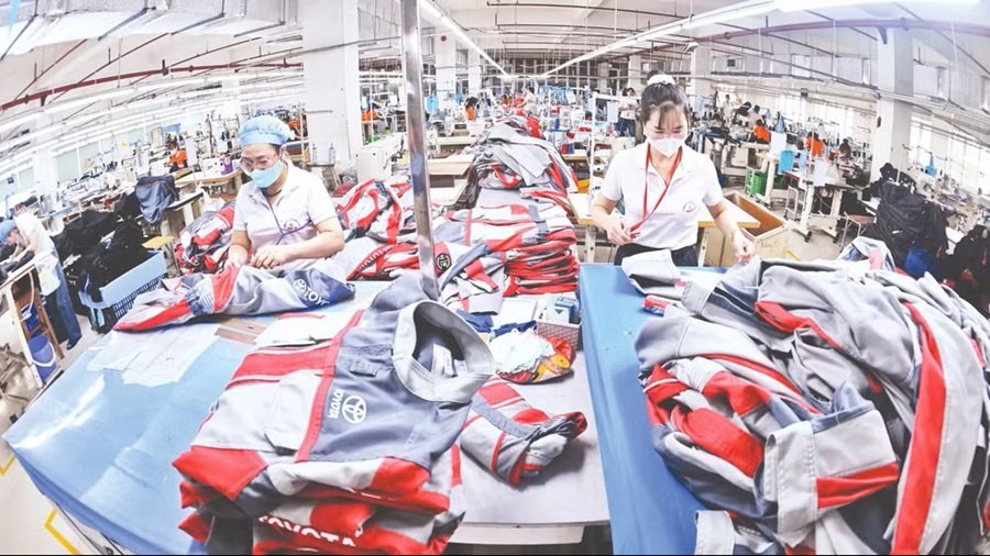 D&acirc;y chuyền may quần &aacute;o xuất khẩu ở C&ocirc;ng ty cổ phần may Hưng Việt, tỉnh Hưng Y&ecirc;n. (Ảnh: TRẦN HẢI)