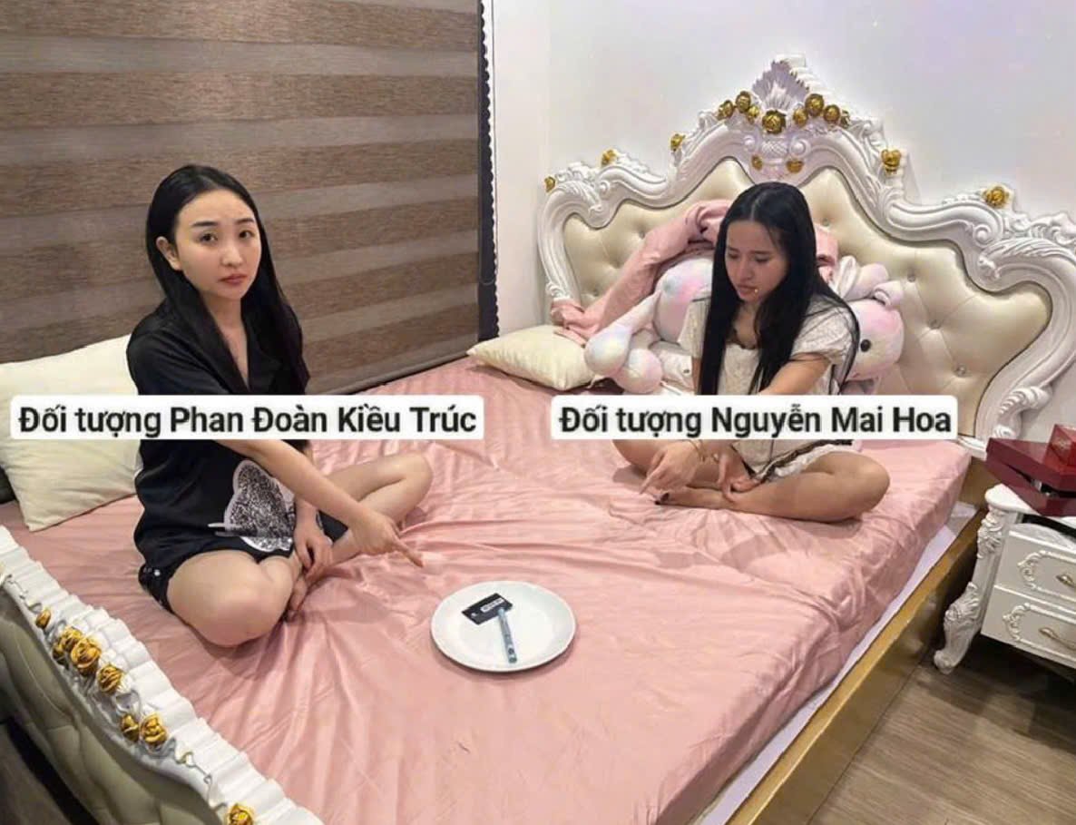 Các đối tượng liên quan tại thời điểm cơ quan công an kiểm tra, làm rõ vụ việc. (Ảnh: Công an TP Hà Nội) Các đối tượng liên quan tại thời điểm cơ quan công an kiểm tra, làm rõ vụ việc. (Ảnh: Công an TP Hà Nội)