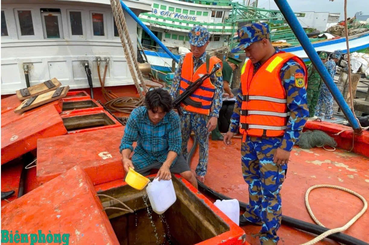 Lực lượng Hải đội Biên phòng 1 kiểm tra, lấy mẫu số dầu D.O trên tàu cá để giám định theo quy định. (Ảnh: Hoàng Tá) Lực lượng Hải đội Biên phòng 1 kiểm tra, lấy mẫu số dầu D.O trên tàu cá để giám định theo quy định. (Ảnh: Hoàng Tá)
