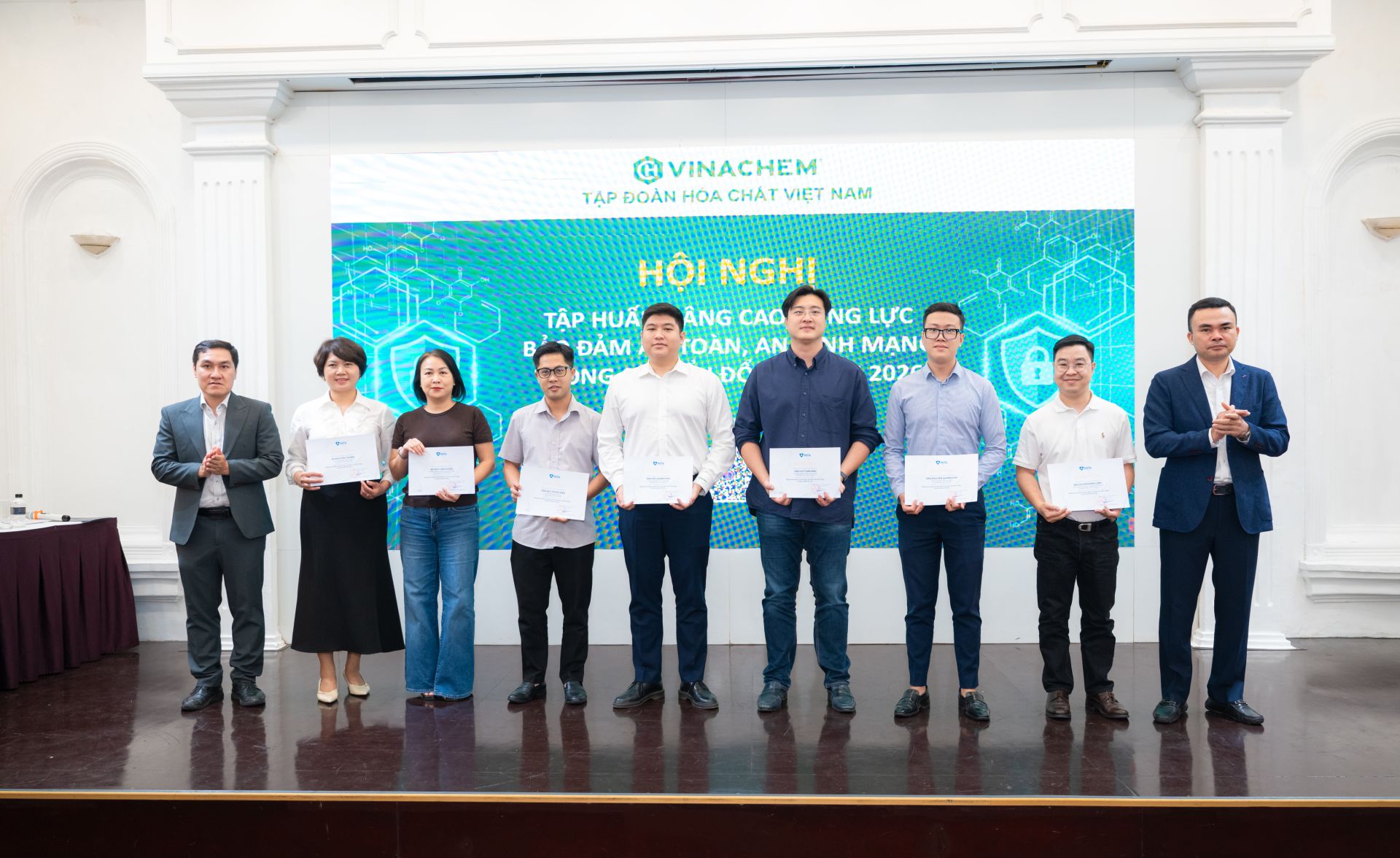 Trao giấy chứng nhận cho học vi&ecirc;n