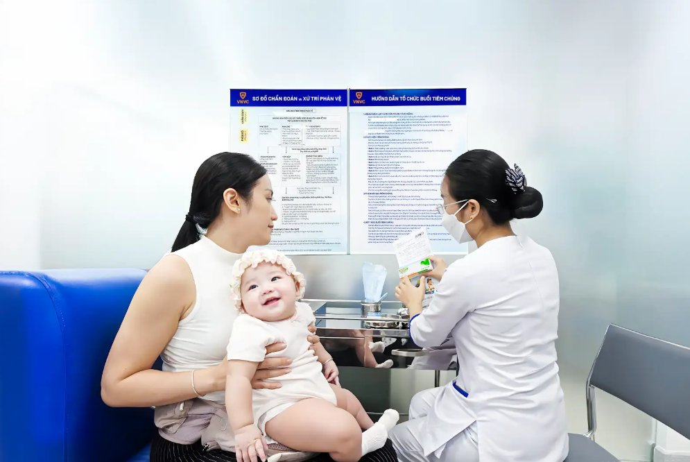 Chị Trần Thị Nga, phường Bình Đông, TPHCM đưa con gái là bé Nguyễn Trần Thiên Ý, 6 tháng tuổi đến VNVC Quận 8 tiêm vắc xin phòng tay chân miệng. Ảnh: Trung Thái Chị Trần Thị Nga, phường Bình Đông, TPHCM đưa con gái là bé Nguyễn Trần Thiên Ý, 6 tháng tuổi đến VNVC Quận 8 tiêm vắc xin phòng tay chân miệng. Ảnh: Trung Thái