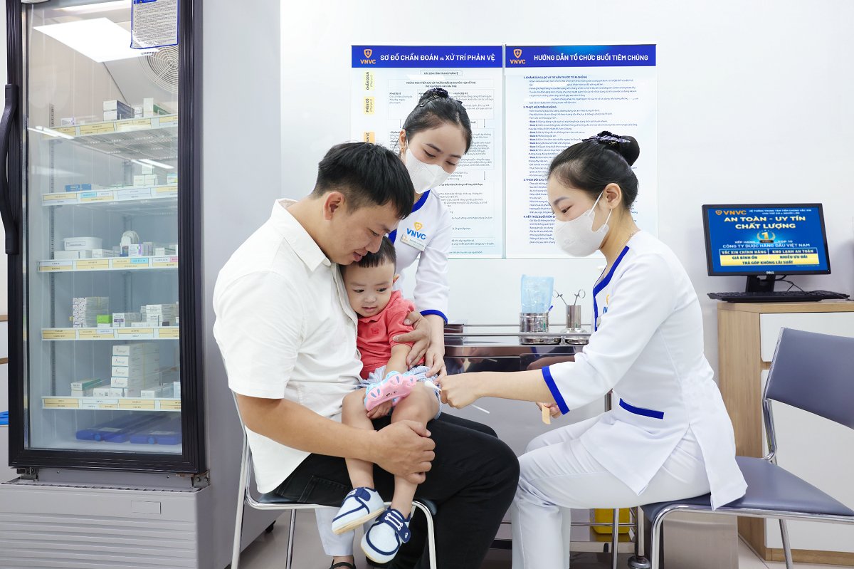 Anh Nguyễn Đức Quý đưa con trai Nguyễn Chí Minh Đức (23 tháng tuổi) đến VNVC tiêm vắc xin tay chân miệng ngay trong ngày đầu triển khai. Ảnh: Nhân Lê Anh Nguyễn Đức Quý đưa con trai Nguyễn Chí Minh Đức (23 tháng tuổi) đến VNVC tiêm vắc xin tay chân miệng ngay trong ngày đầu triển khai. Ảnh: Nhân Lê