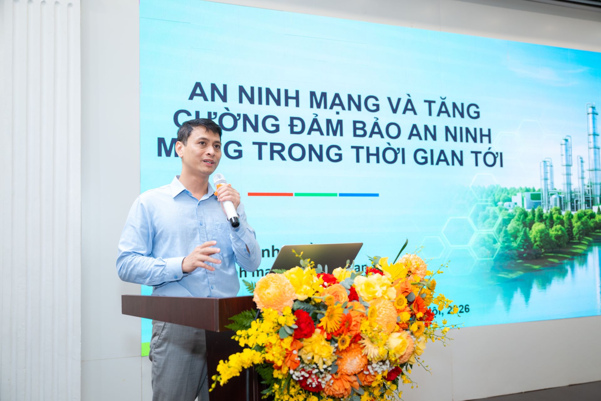 Giảng vi&ecirc;n đến từ Cục An ninh mạng - Bộ C&ocirc;ng an truyền đạt nội dung tập huấn