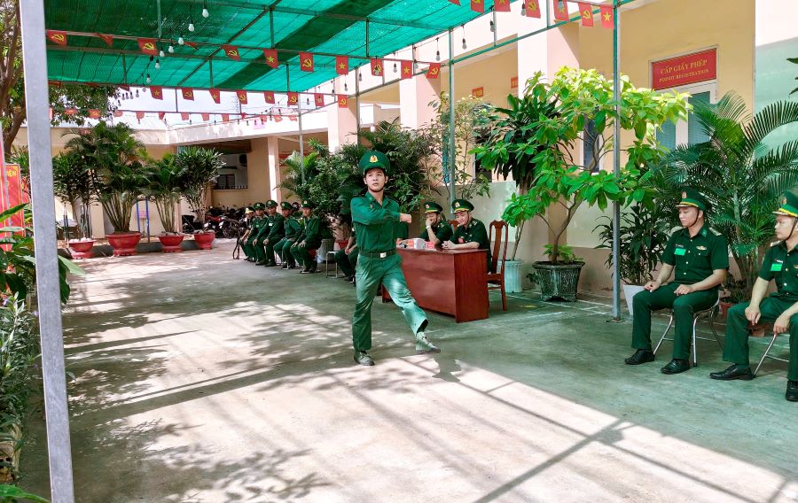 C&aacute;n bộ, chiến sĩ thực hiện c&aacute;c phần thi của m&igrave;nh