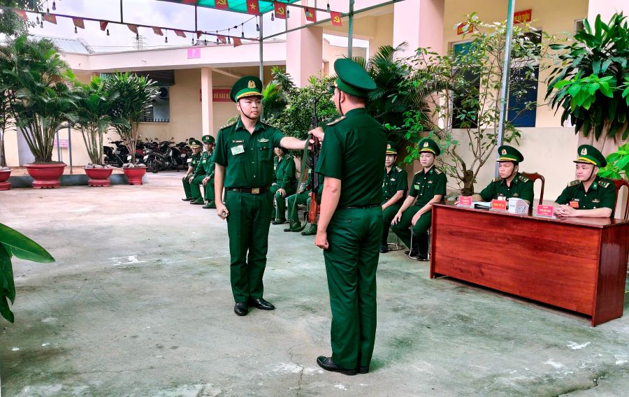C&aacute;n bộ, chiến sĩ thực hiện nội dung kiểm tra điều lệnh đội ngũ c&oacute; s&uacute;ng