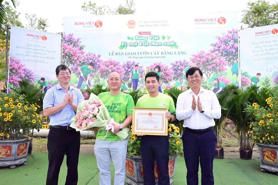 Ông Nguyễn Hồng Hải, Phó Chủ tịch Thường trực UBND tỉnh Lâm Đồng (bên trái) và ông Nguyễn Hữu Thông, Tỉnh ủy viên, Bí thư Đảng ủy, Chủ tịch HĐND phường Phú Thủy (bên phải) trao hoa và giấy khen cho Công ty Chứng khoán Rồng Việt. Ông Nguyễn Hồng Hải, Phó Chủ tịch Thường trực UBND tỉnh Lâm Đồng (bên trái) và ông Nguyễn Hữu Thông, Tỉnh ủy viên, Bí thư Đảng ủy, Chủ tịch HĐND phường Phú Thủy (bên phải) trao hoa và giấy khen cho Công ty Chứng khoán Rồng Việt.