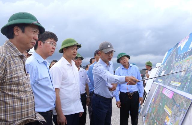 B&iacute; thư Tỉnh ủy Vương Quốc Tuấn v&agrave; c&aacute;c đồng ch&iacute; l&atilde;nh đạo tỉnh nghe nh&agrave; thầu, đơn vị thi c&ocirc;ng Dự &aacute;n Đường ven biển kết nối H&agrave;nh lang kinh tế Đ&ocirc;ng - T&acirc;y tỉnh Quảng Trị, giai đoạn 1 b&aacute;o c&aacute;o tiến độ triển khai dự &aacute;n.