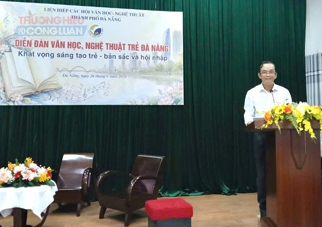 Nh&agrave; thơ Nguyễn Nho Khi&ecirc;m - Chủ tịch Li&ecirc;n hiệp c&aacute;c Hội Văn học - Nghệ thuật TP. Đ&agrave; Nẵng ph&aacute;t biểu khai mạc diễn đ&agrave;n