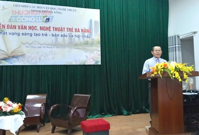 Nh&agrave; thơ Phan Ch&iacute;n - Ph&oacute; Chủ tịch Li&ecirc;n hiệp c&aacute;c Hội Văn học - Nghệ thuật TP. Đ&agrave; Nẵng, Tổng Bi&ecirc;n tập Tạp ch&iacute; Đất Quảng ph&aacute;t biểu đề dẫn