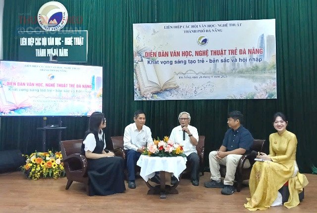 NSND Huỳnh H&ugrave;ng v&agrave; nh&agrave; thơ B&ugrave;i C&ocirc;ng Minh trao đổi kinh nghiệm trong qu&aacute; tr&igrave;nh s&aacute;ng t&aacute;c với c&aacute;c t&aacute;c giả trẻ.