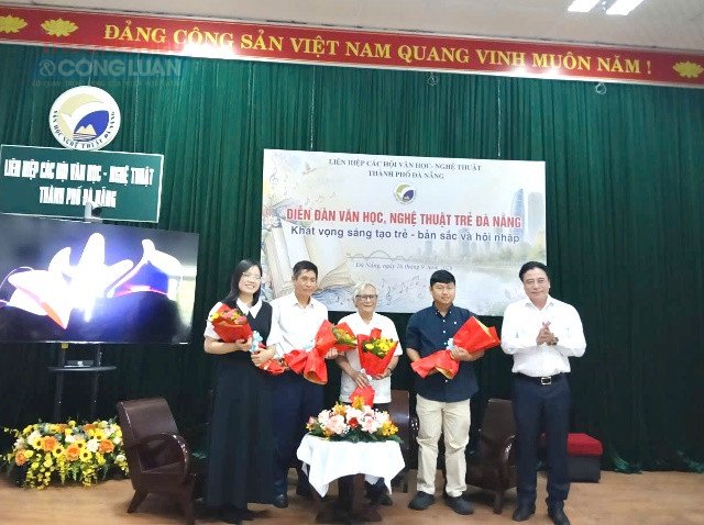 &Ocirc;ng Nguyễn Khắc To&agrave;n, Ủy vi&ecirc;n Trung ương Đảng, Ph&oacute; B&iacute; thư Thường trực Th&agrave;nh ủy Đ&agrave; Nẵng tặng hoa cho c&aacute;c đại biểu.