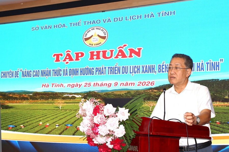 Ông Hoàng Hoa Quân - Phó Trưởng phòng Lữ hành, Cục Du lịch Quốc gia Việt Nam truyền đạt các chuyên đề tại buổi tập huấn Ông Hoàng Hoa Quân - Phó Trưởng phòng Lữ hành, Cục Du lịch Quốc gia Việt Nam truyền đạt các chuyên đề tại buổi tập huấn