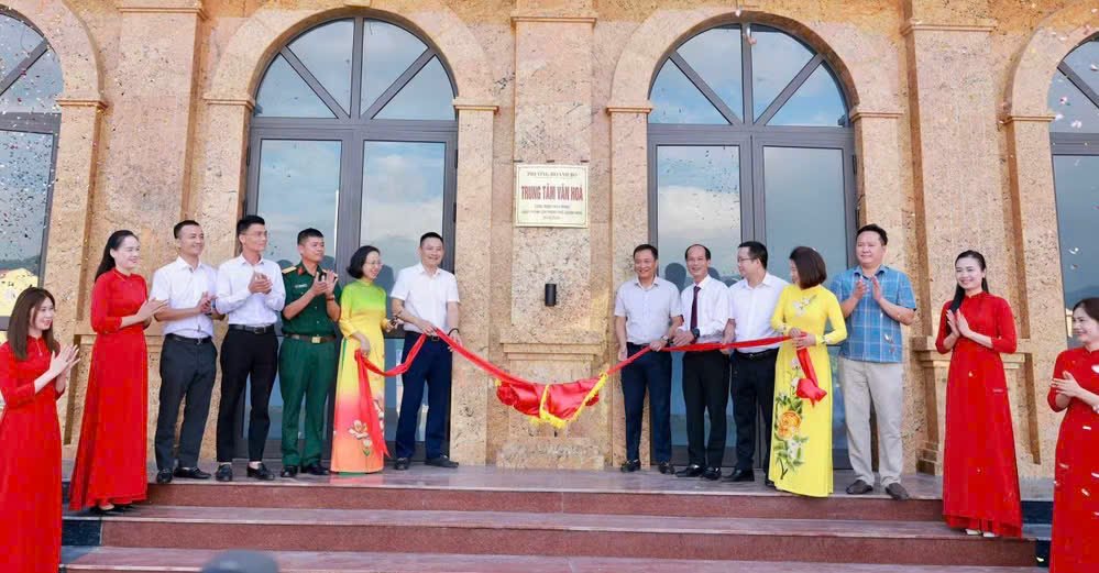 C&aacute;c đại biểu thực hiện nghi thức k&eacute;o băng kh&aacute;nh th&agrave;nh Trung t&acirc;m Văn h&oacute;a phường Ho&agrave;nh Bồ