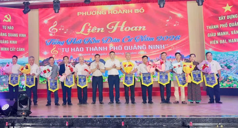 Ban Tổ chức trao cờ lưu niệm v&agrave; tặng hoa cho 12 đội văn nghệ tham gia Li&ecirc;n hoan Tiếng h&aacute;t khu d&acirc;n cư