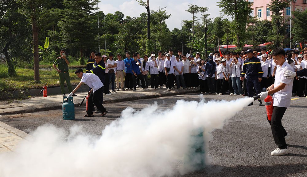 Học sinh Trường Trung học phổ thông Giáp Hải thực hành chữa cháy bằng bình chữa cháy. Học sinh Trường Trung học phổ thông Giáp Hải thực hành chữa cháy bằng bình chữa cháy.