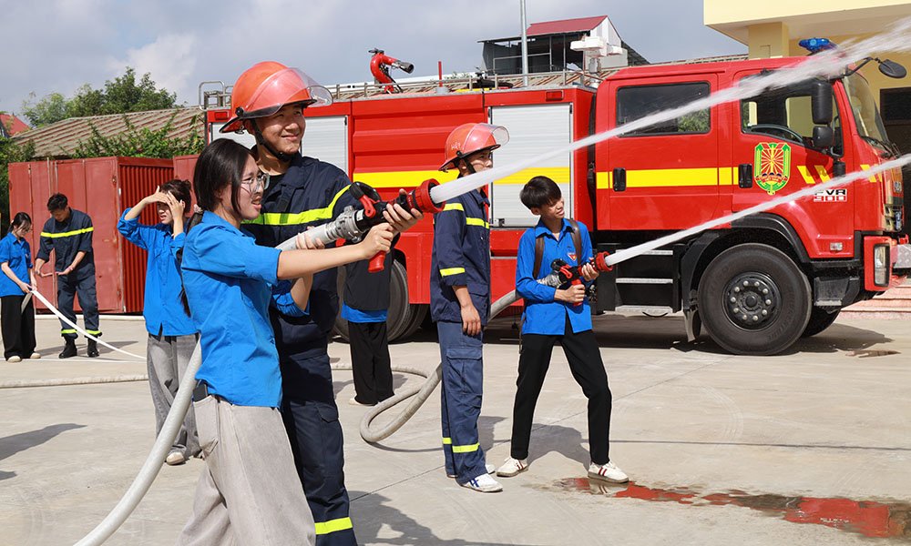 Học sinh, người dân trải nghiệm chữa cháy bằng lăng, vòi chữa cháy của lực lượng chức năng. Học sinh, người dân trải nghiệm chữa cháy bằng lăng, vòi chữa cháy của lực lượng chức năng.