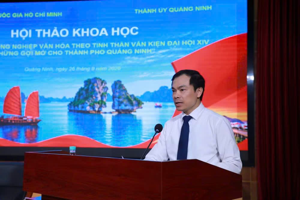 GS.TS Nguyễn Mạnh H&ugrave;ng, Ph&oacute; Gi&aacute;m đốc Học viện Ch&iacute;nh trị quốc gia Hồ Ch&iacute; Minh, ph&aacute;t biểu đề dẫn hội thảo