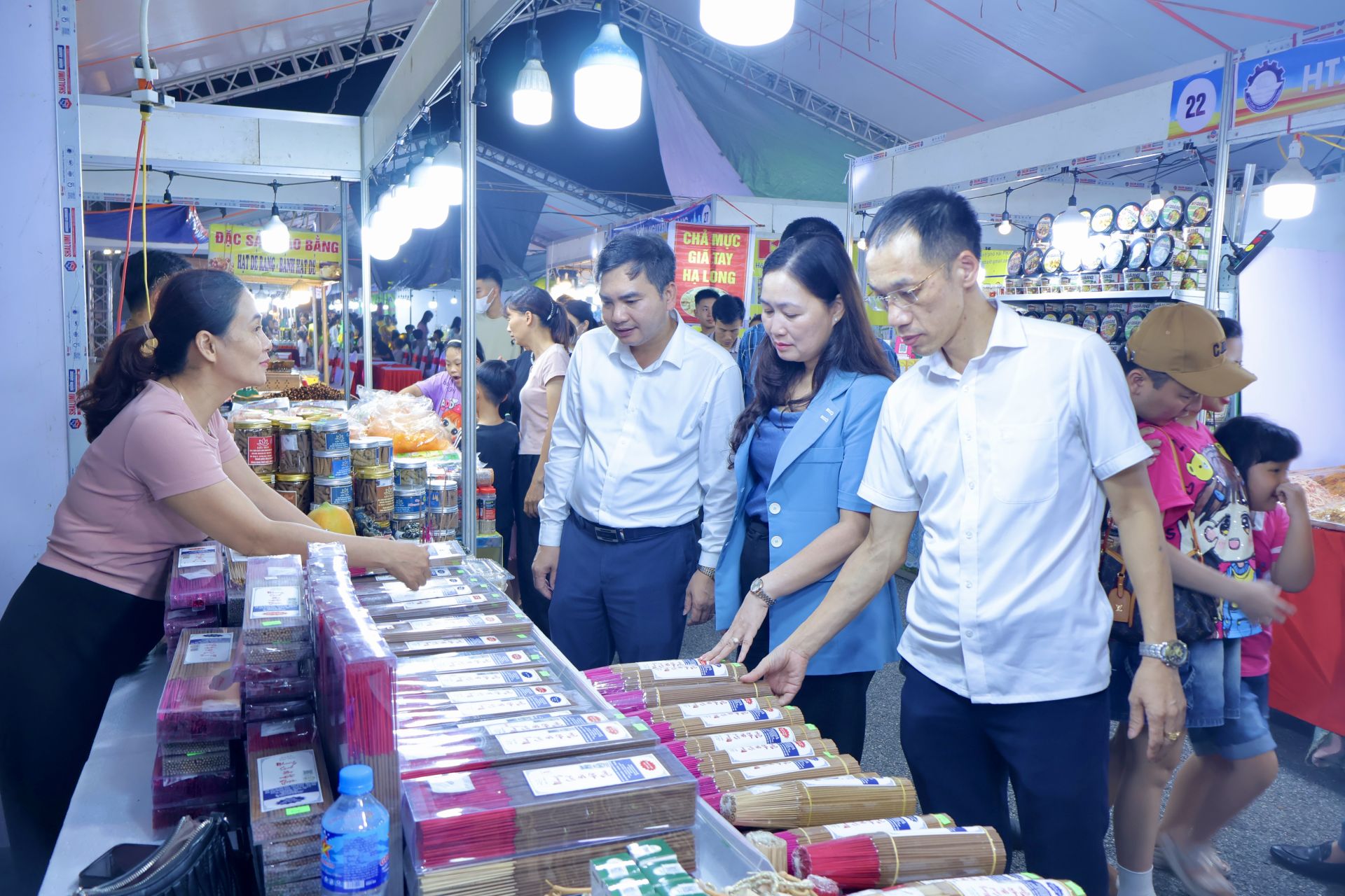 Các đại biểu tham quan các gian hàng. Các đại biểu tham quan các gian hàng.