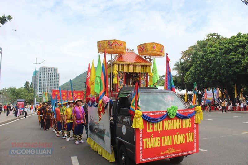 Long vị được rước trang trọng Long vị được rước trang trọng