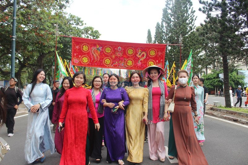 Đại diện các hội, đoàn thể địa phương tham gia diễu hành tại Lễ hội Nghinh Ông Thắng Tam Đại diện các hội, đoàn thể địa phương tham gia diễu hành tại Lễ hội Nghinh Ông Thắng Tam