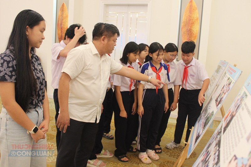 &Ocirc;ng Vũ Ngọc Đăng c&ugrave;ng c&aacute;c em học sinh nh&igrave;n lại h&igrave;nh ảnh hoạt động trải nghiệm m&ugrave;a h&egrave; vừa qua
