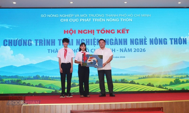 C&aacute;c em trao tặng t&aacute;c phẩm tranh tự tay l&agrave;m tại chương tr&igrave;nh trải nghiệm nghề truyền thống