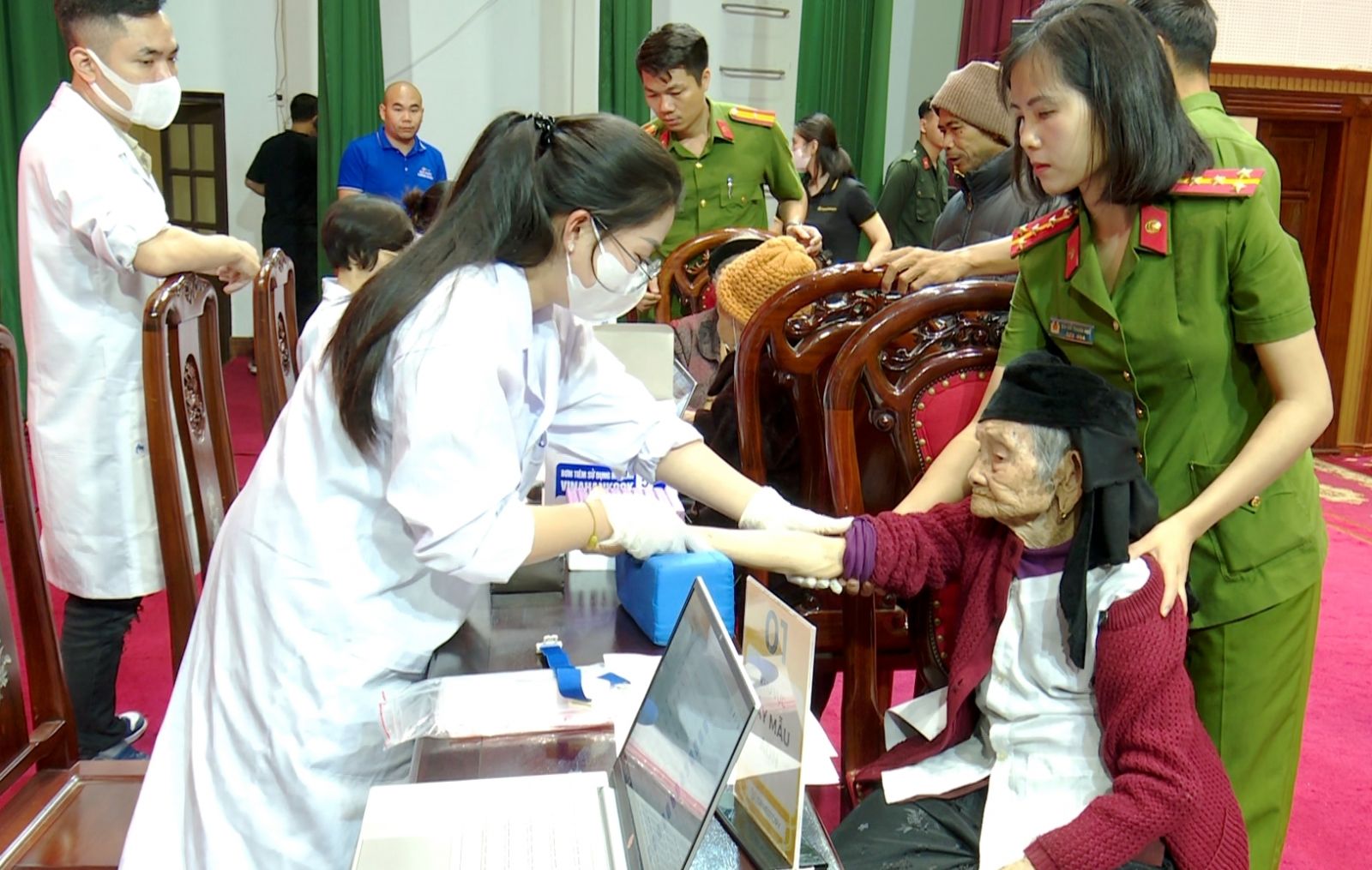 Công an tỉnh Ninh Bình phối hợp các đơn vị liên quan thu nhận mẫu ADN của thân nhân liệt sĩ phục vụ công tác xác minh danh tính hài cốt liệt sĩ còn thiếu thông tin. Công an tỉnh Ninh Bình phối hợp các đơn vị liên quan thu nhận mẫu ADN của thân nhân liệt sĩ phục vụ công tác xác minh danh tính hài cốt liệt sĩ còn thiếu thông tin.
