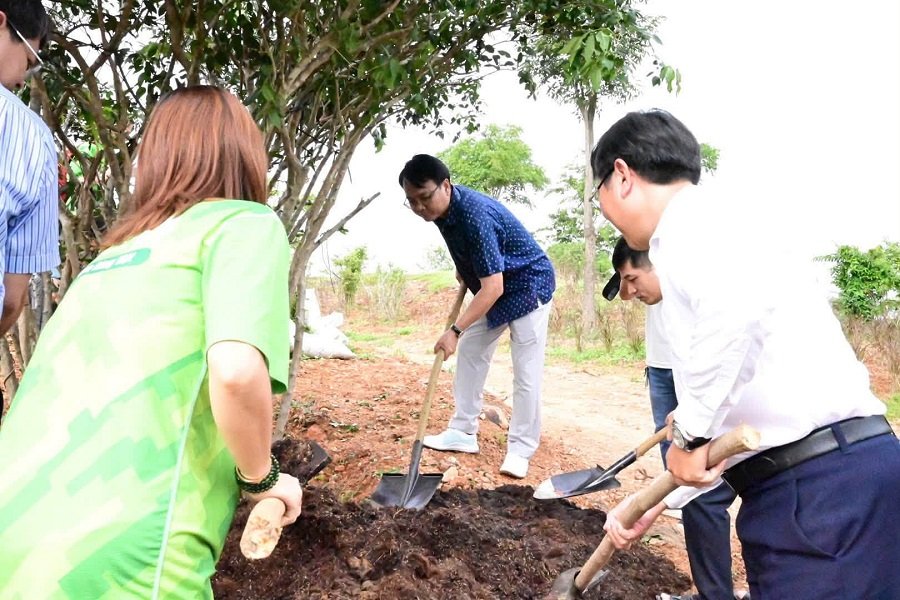 Đồng chí Đặng Hồng Sỹ, Phó Bí thư Thường trực Tỉnh ủy Lâm Đồng trồng bằng lăng hưởng ứng Festival hoa Đà Lạt. Đồng chí Đặng Hồng Sỹ, Phó Bí thư Thường trực Tỉnh ủy Lâm Đồng trồng bằng lăng hưởng ứng Festival hoa Đà Lạt.